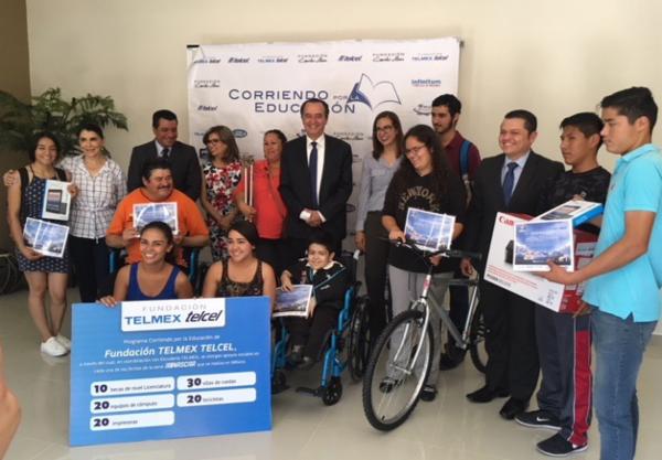 Entreg&oacute; Fundaci&oacute;n TELMEX TELCEL apoyos sociales en Chihuahua