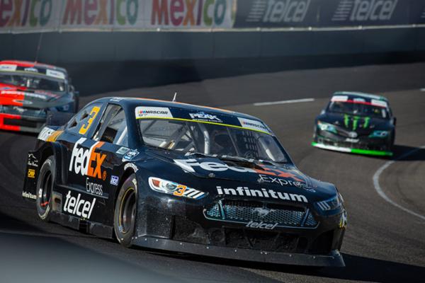 Max Guti&eacute;rrez, a levantar la copa de campe&oacute;n en el cierre de NASCAR FedEx en Puebla