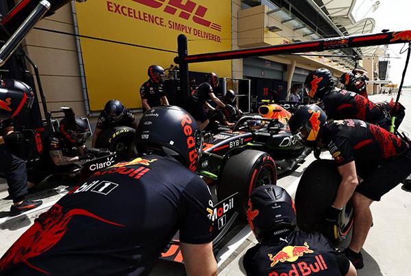 Dominando sus tandas, cierran pretemporada F1 en Sakhir Sergio P&eacute;rez y Max Verstappen
