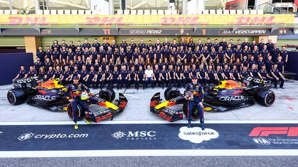 Hist&oacute;rico final 2023 de Red Bull con Max y Sergio en el 1-2 del Mundial de Pilotos